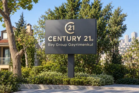 Century 21 · Yol kenarı totem